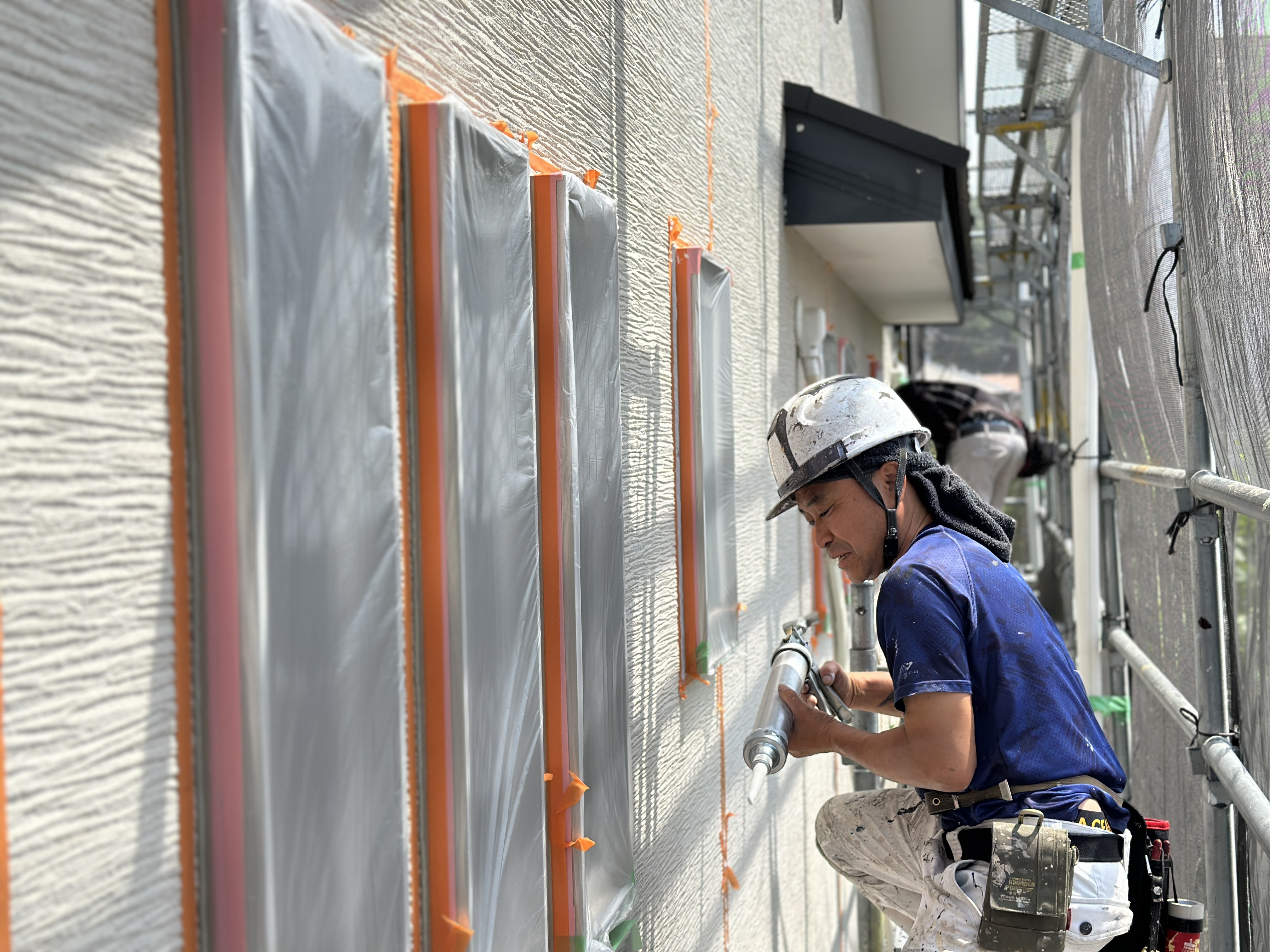新しいコーキング材の充填作業