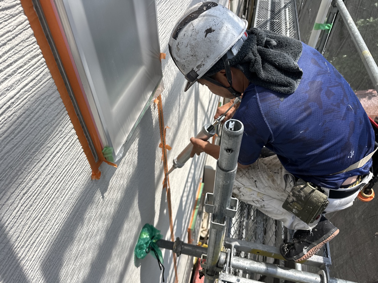 コーキング目地の養生・打設作業