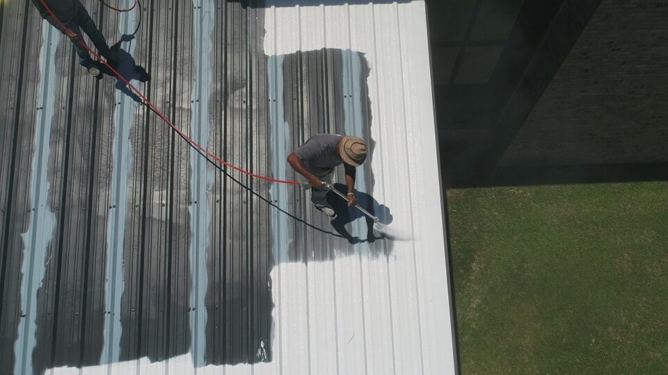 屋根塗装を行う作業員