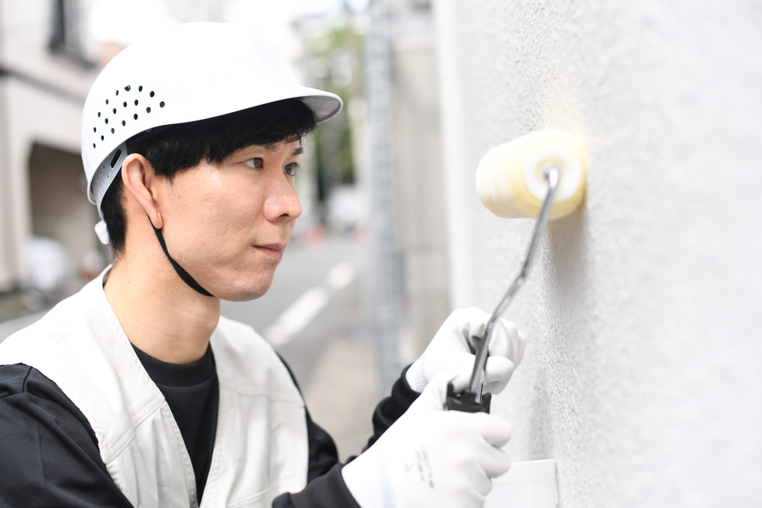 外壁塗装の一部だけ補修する男性