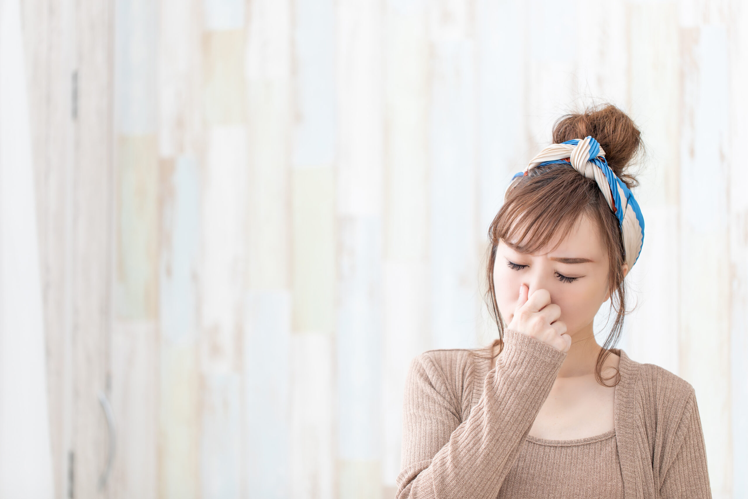 対策が分からず外壁塗装の匂いに悩む女性